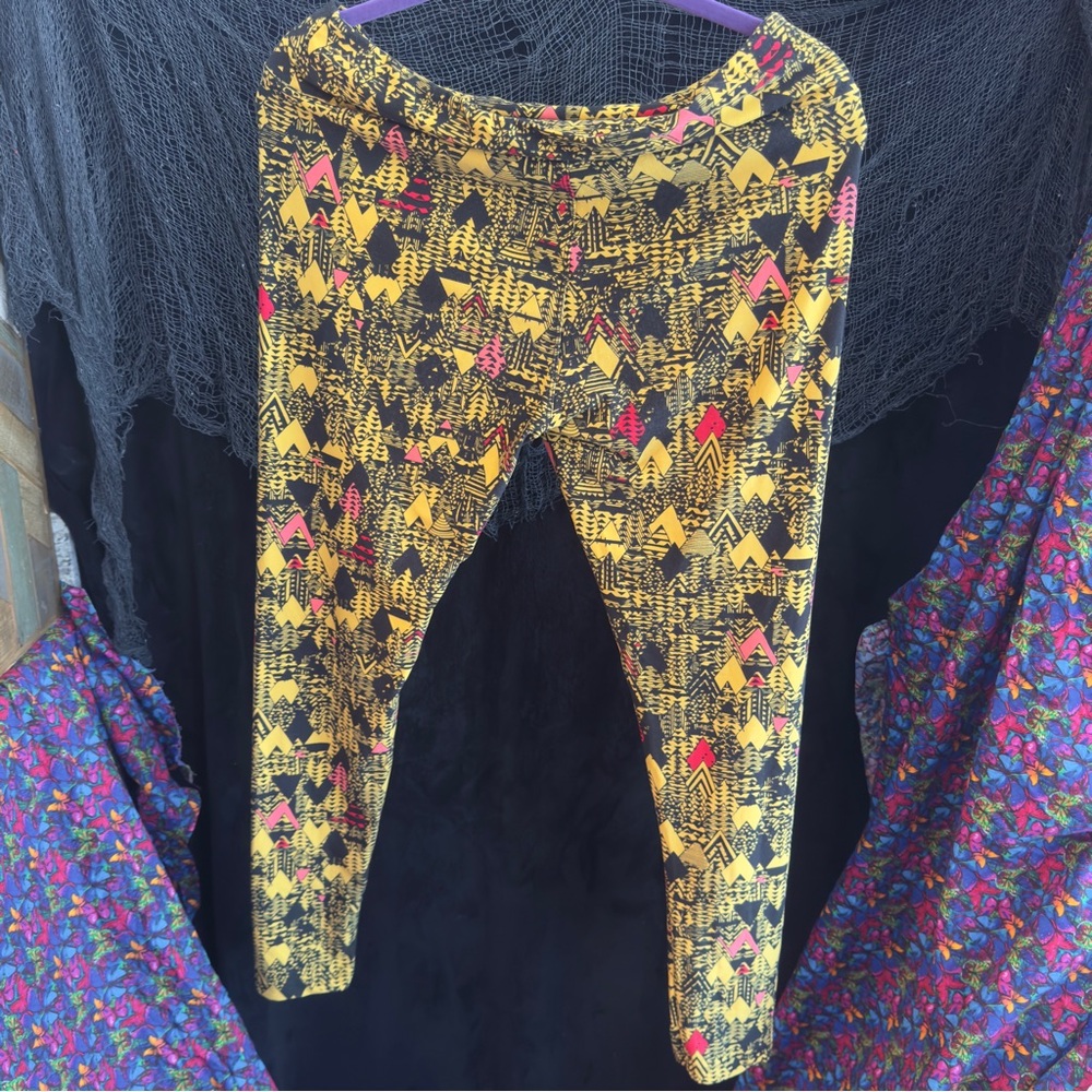 LuLaRoe Women’s Leggings with Yellow and Pink Arrows